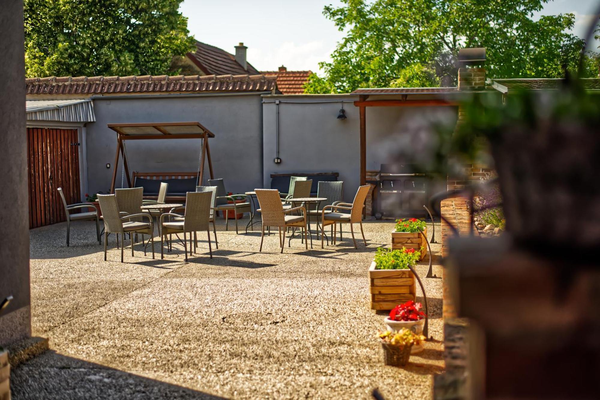 Penzion Vinarstvi Cervinka Horni Vestonice Exterior foto